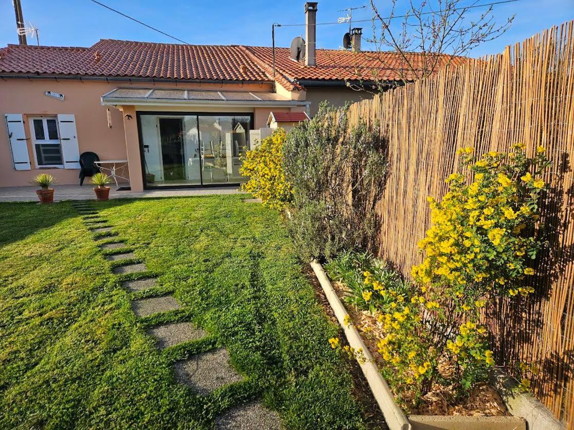 "Les Hirondelles" Villa Jau-Dignac-et-Loirac Exteriör bild